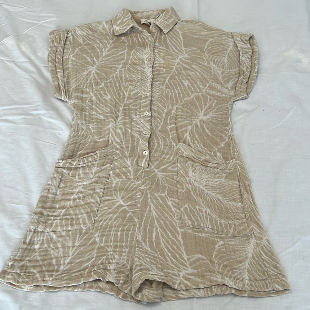 NWT Elan szS button front SS tan & white leaf print short romper w/pockets